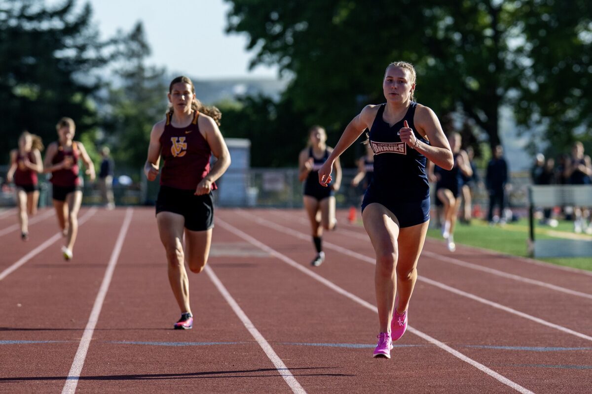 Sprinter in navy singlet wearing pink shoes