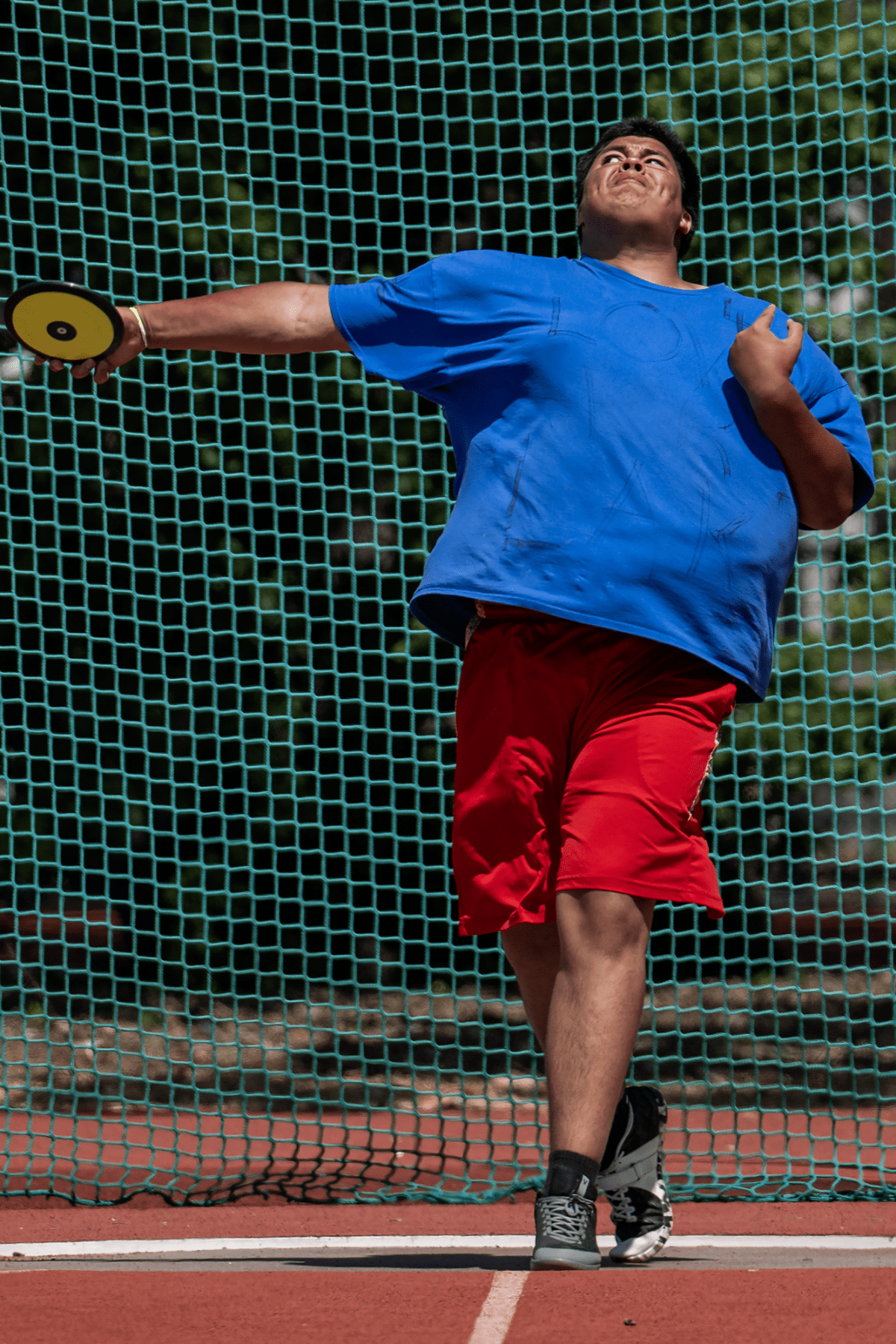 Competitor launching discus from throwing circle